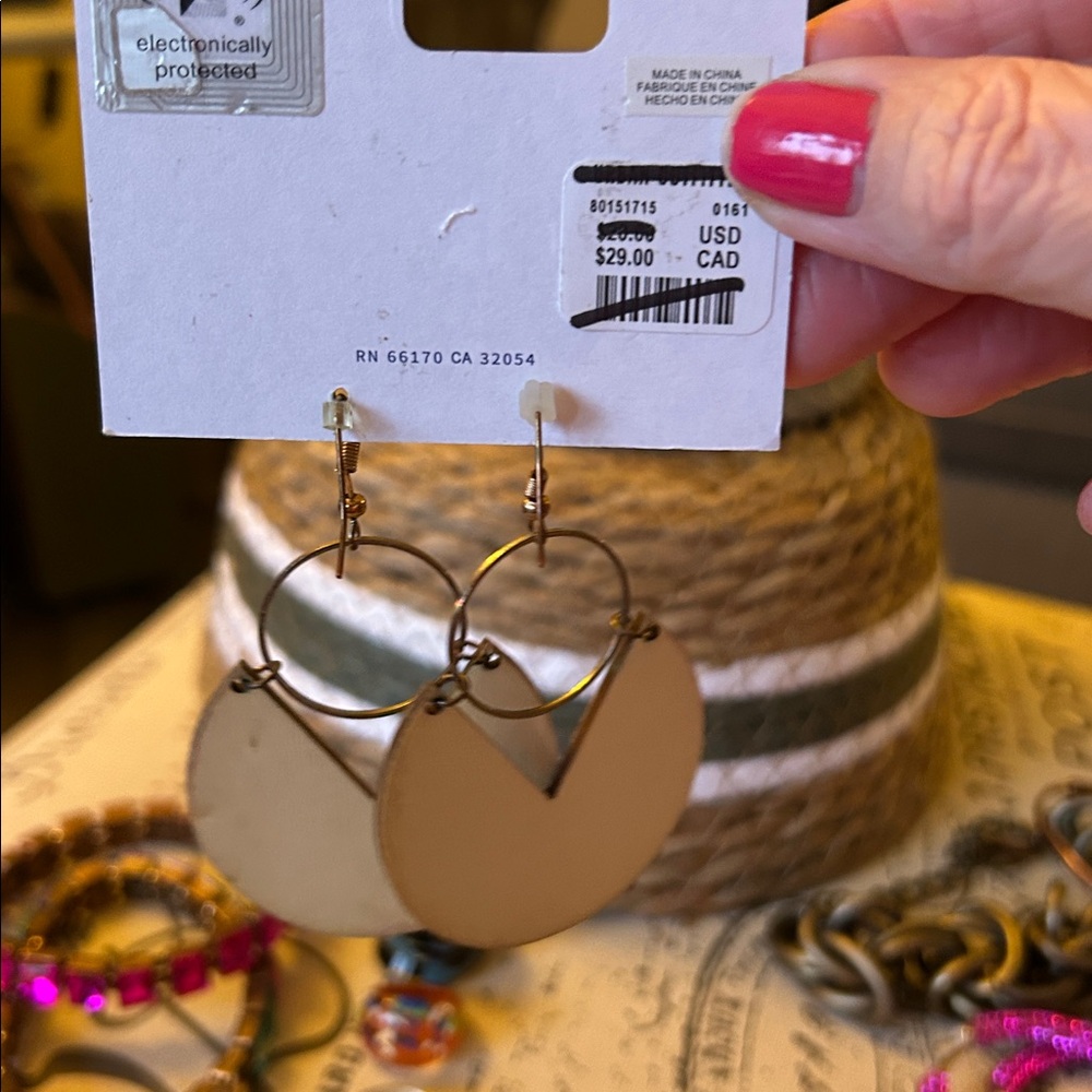 Lot of 13 Pieces of Jewelry 5 Earrings 3 Rings 5 Bracelets Chic Vibrant Boho - Picture 8 of 17